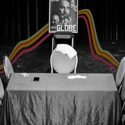 Tafel met speelkaarten op het podium bij een show van David Globe